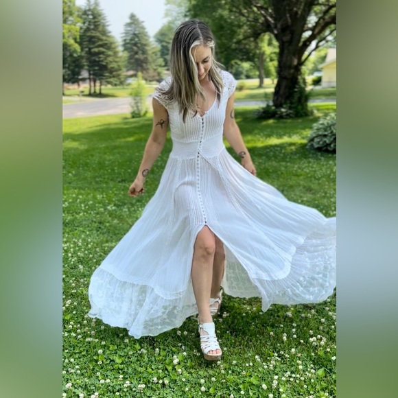 ✨Spell Wild Belle gown XS✨ - Picture 2 of 8